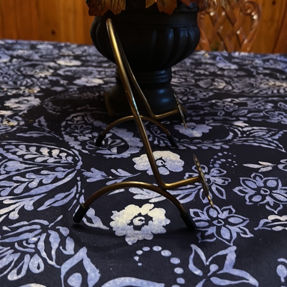 Brass pineapple plate stand. Vintage. Nice and sturdy with rubberized ends. 🍍🍍 - Picture 3 of 4